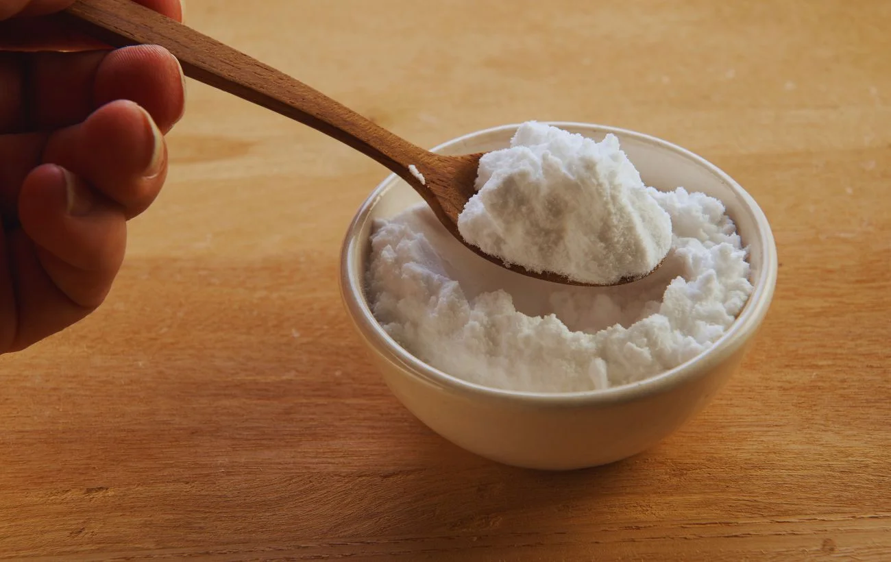 Il bicarbonato di sodio è un'alternativa ai prodotti industriali per la pulizia della cucina e di altri ambienti della casa.