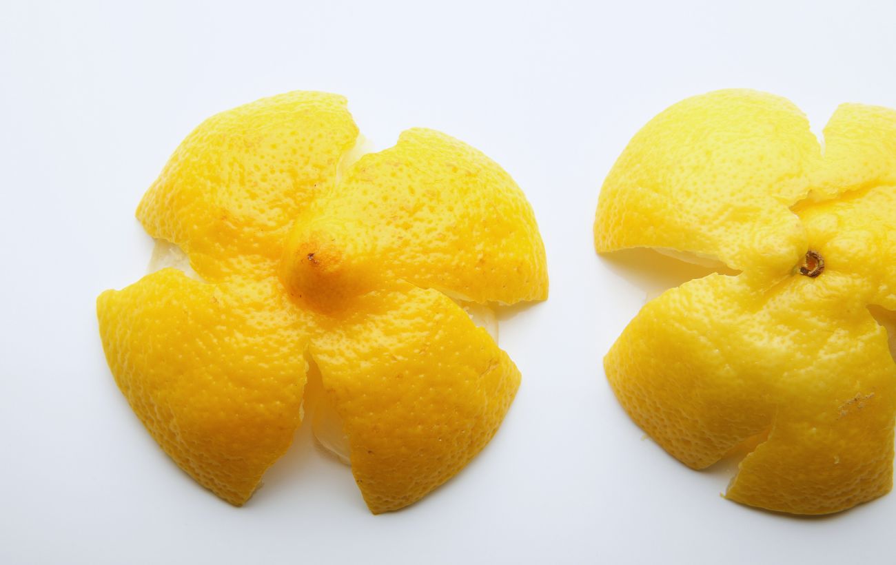 Il limone, dopo essere spremuto, non andrebbe gettato nell'immondizia: la buccia ha numerose proprietà benefiche.