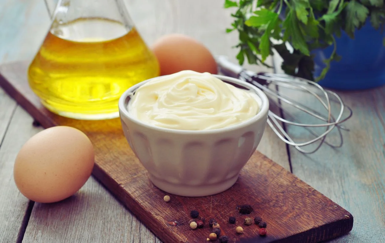 Uova, olio e succo di limone (o aceto): sono appena tre gli ingredienti necessari per fare la maionese in casa