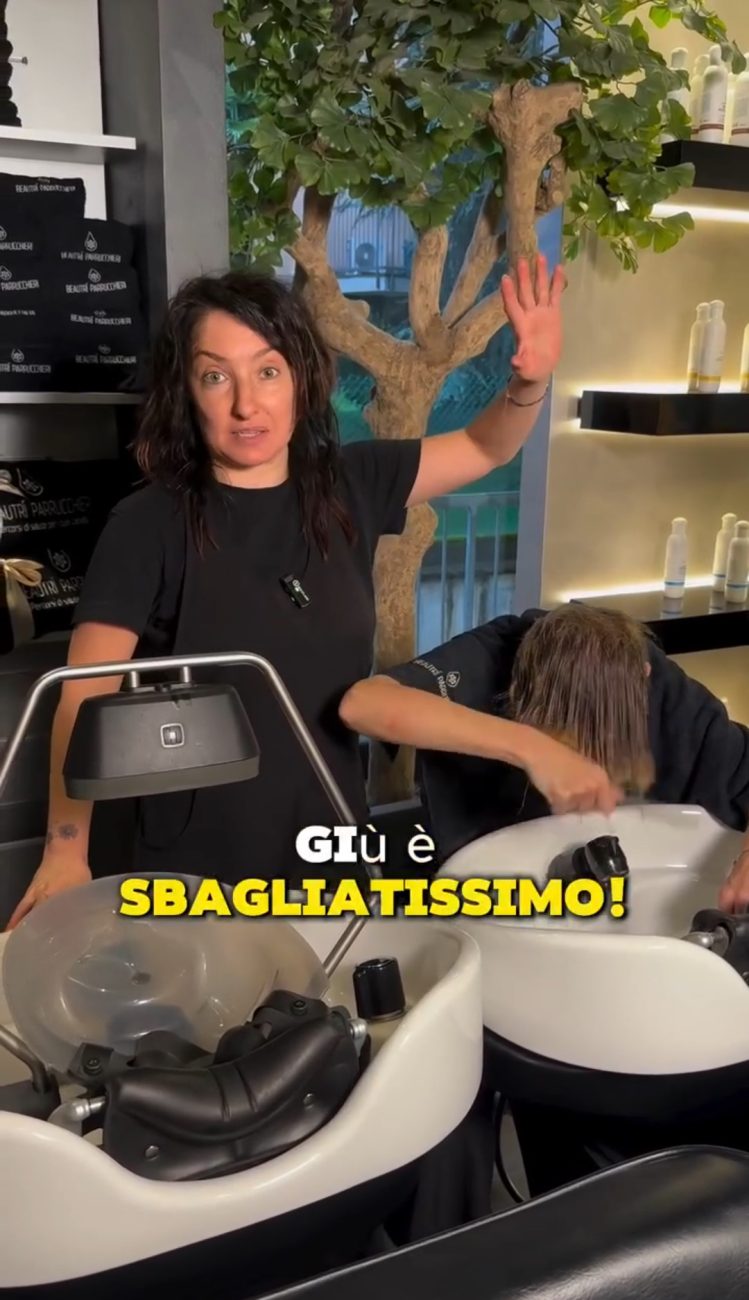 Beautrì ha sconsigliato di pettinare i capelli verso il basso, come molte persone fanno.