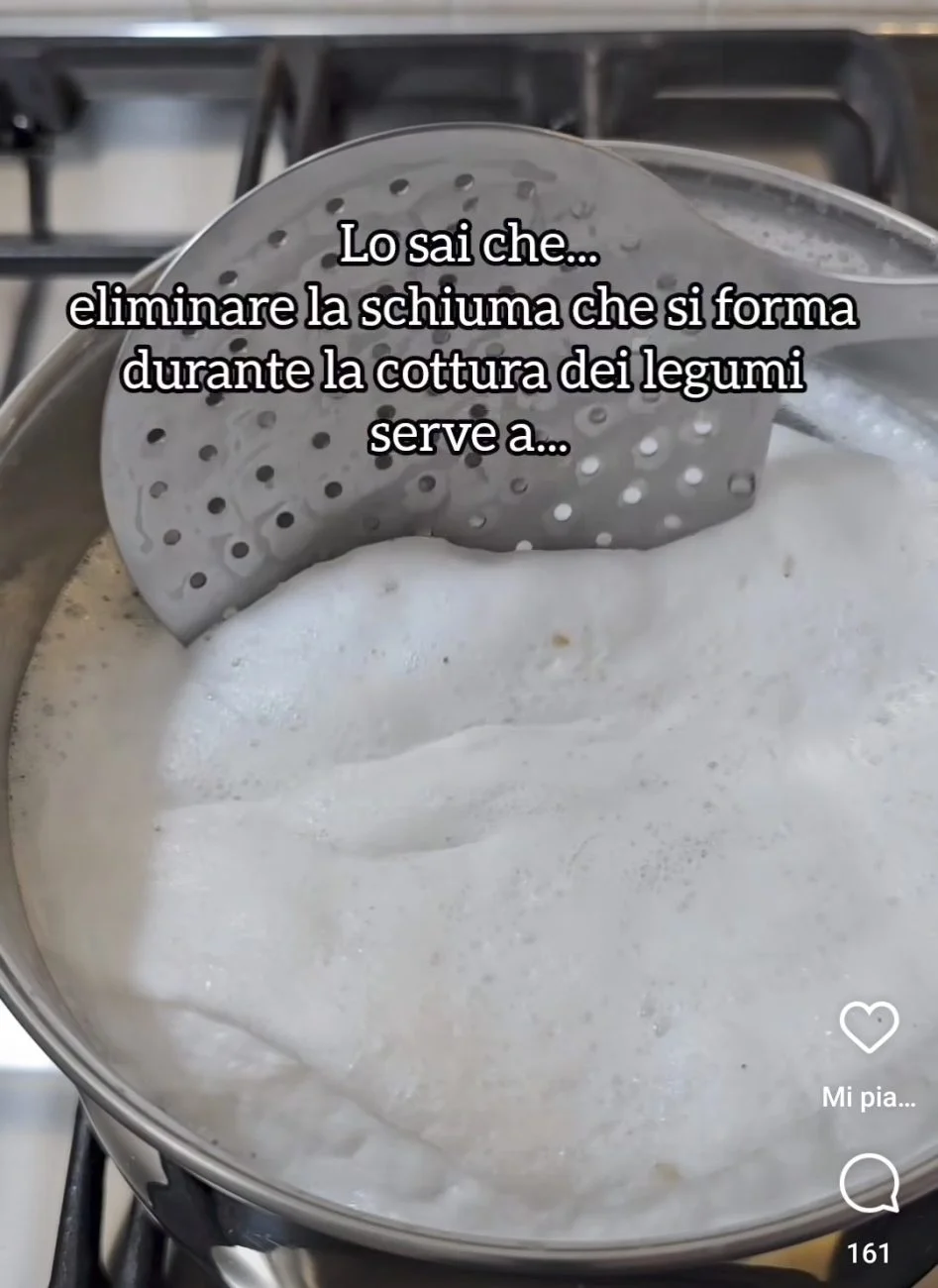 La tiktoker Lara De Conti ha spiegato perché è consigliabile rimuovere la schiuma dei legumi quando cuociono.